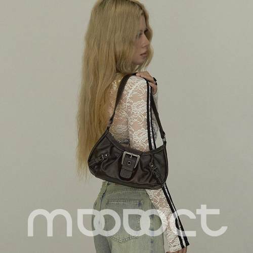 一只复古感超强又轻便的腋下包