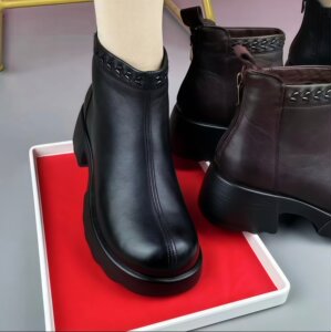 2025年冬季新款复古马丁靴