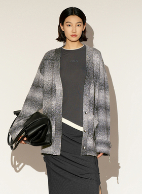 XG/雪歌26春季新款复古灰色渐变针织开衫女毛衣外套XL111024B184