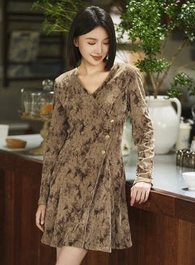 XG/雪歌2025年冬季新款印花百搭V领丝绒连衣裙女长裙XK404003B198