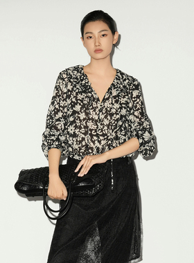 XG/雪歌26春法式设计感V领碎花衬衫女长袖雪纺衫女装XL121018B393