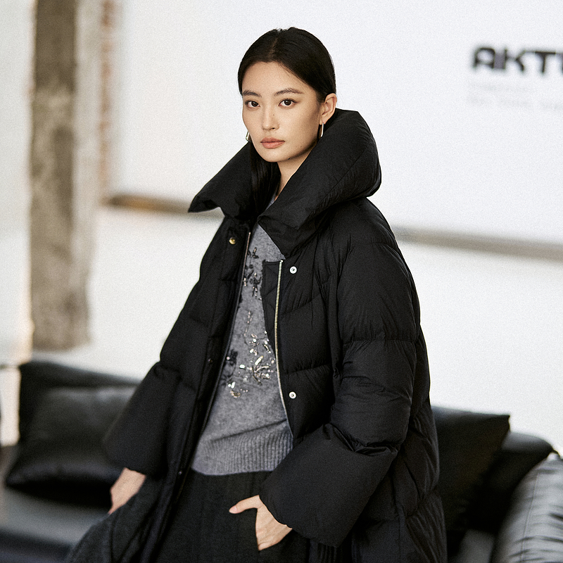 XG/雪歌2025年冬季新款百搭翻领中长款连帽羽绒服女XK406080A990