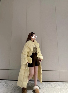 秋冬时髦新品时尚大气淡鹅黄色长款羽绒服现货发出