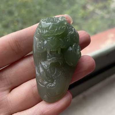 青海老坑料晴水带翠龙行天下挂件