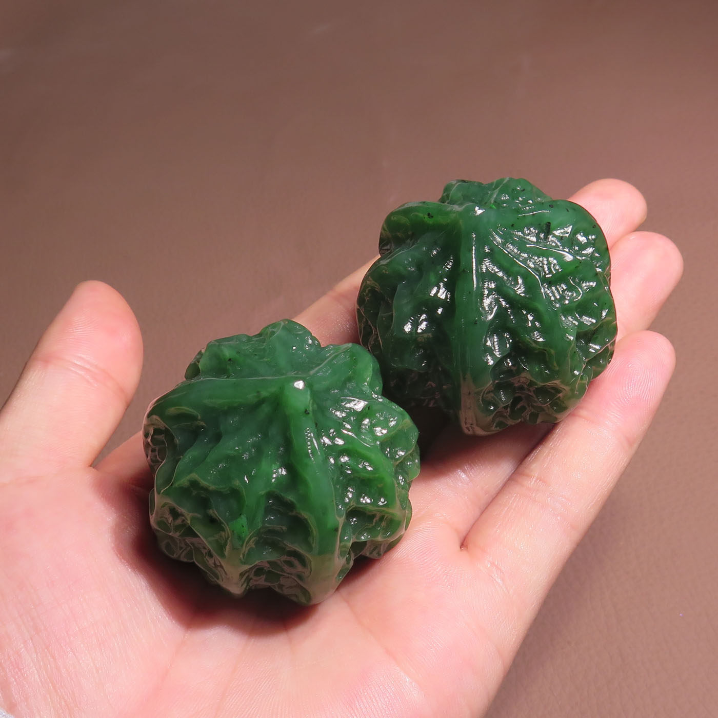 捡漏价俄罗斯老坑料菠菜绿高油盘完核桃手把件