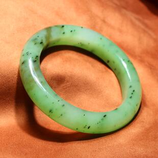 56圈口天然和田玉俄罗斯老坑料油润细腻猕猴桃碧玉精品手镯64克