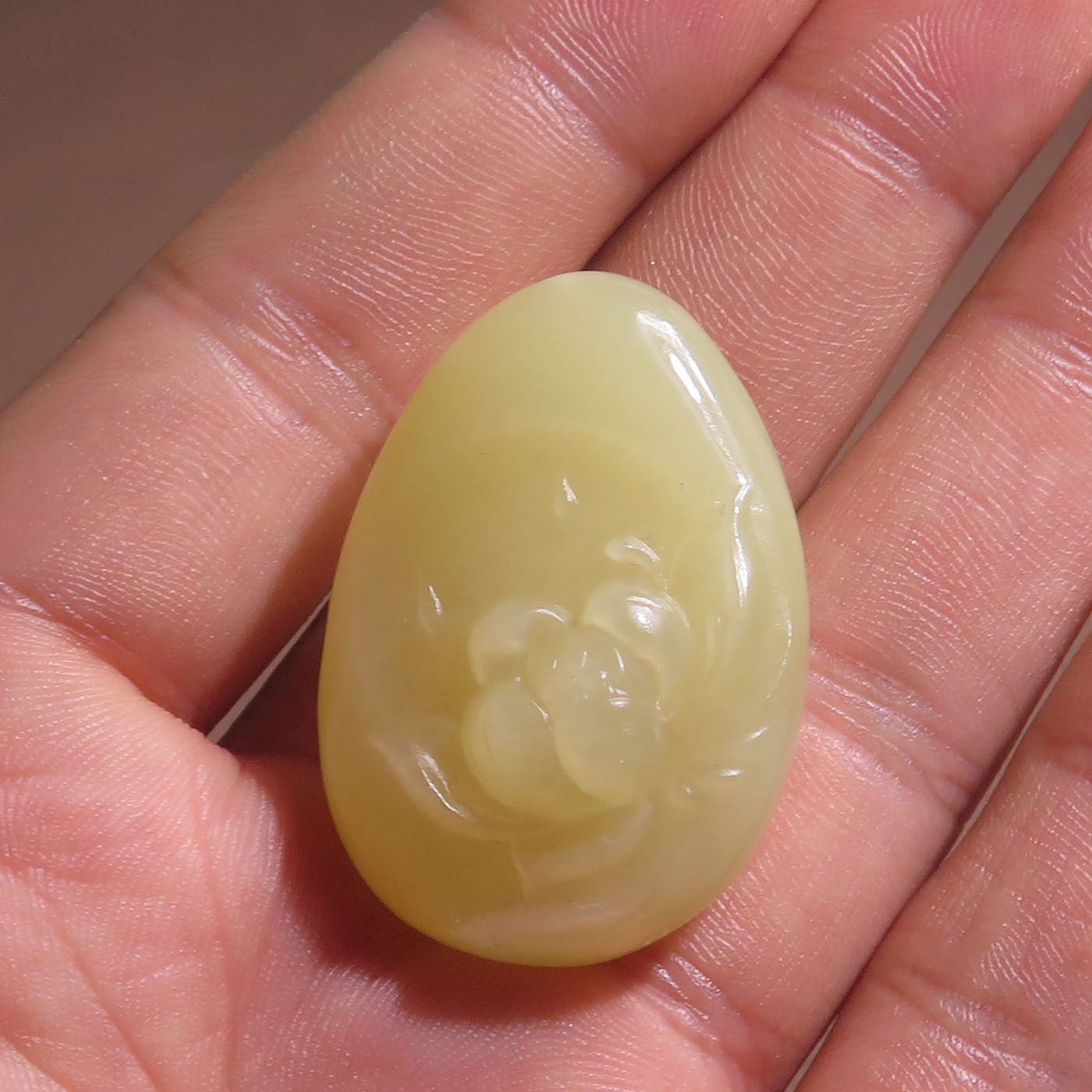 新疆且末料鸡油黄口料精雕花开富贵吊坠