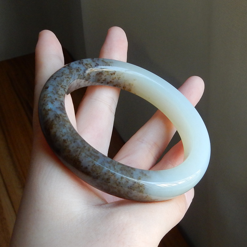 和田玉手镯60.6克俄料糖羊脂白玉