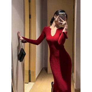 出席重要场合的红色针织连衣裙女秋冬季配大衣内搭收腰包臀长裙子