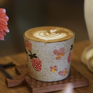 花间树里。景德镇手作粗陶草莓猪口杯咖啡杯拿铁拉花杯茶杯手握杯