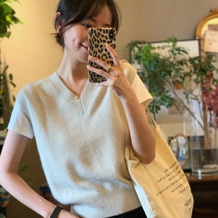 短款白色V领羊绒马甲女超火显瘦韩版宽松毛衣背心外搭春秋冬坎肩