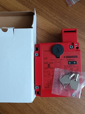 施耐德安全限位开关XCSE7512全新原装拍前请询价