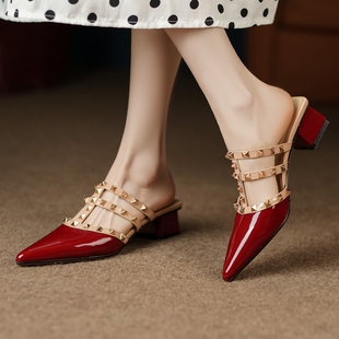 复古酒红色包头半拖设计感铆钉拼接尖头中跟懒人舒适粗跟凉拖鞋 女