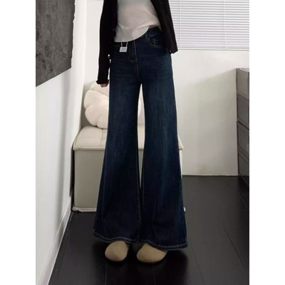 深蓝色不贴腿微喇牛仔裤女