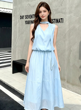 蓝色清纯V领无袖连衣裙女2026夏今年流行法式简约气质显瘦背心裙