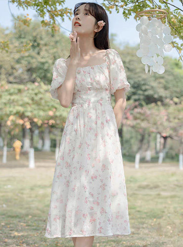 法式温柔方领泡泡袖连衣裙女