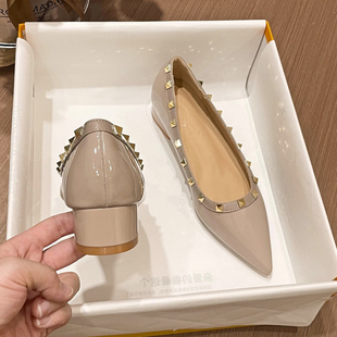 2025春季新款经典款百搭铆钉尖头单鞋女3cm浅口漆皮粗跟中跟女鞋