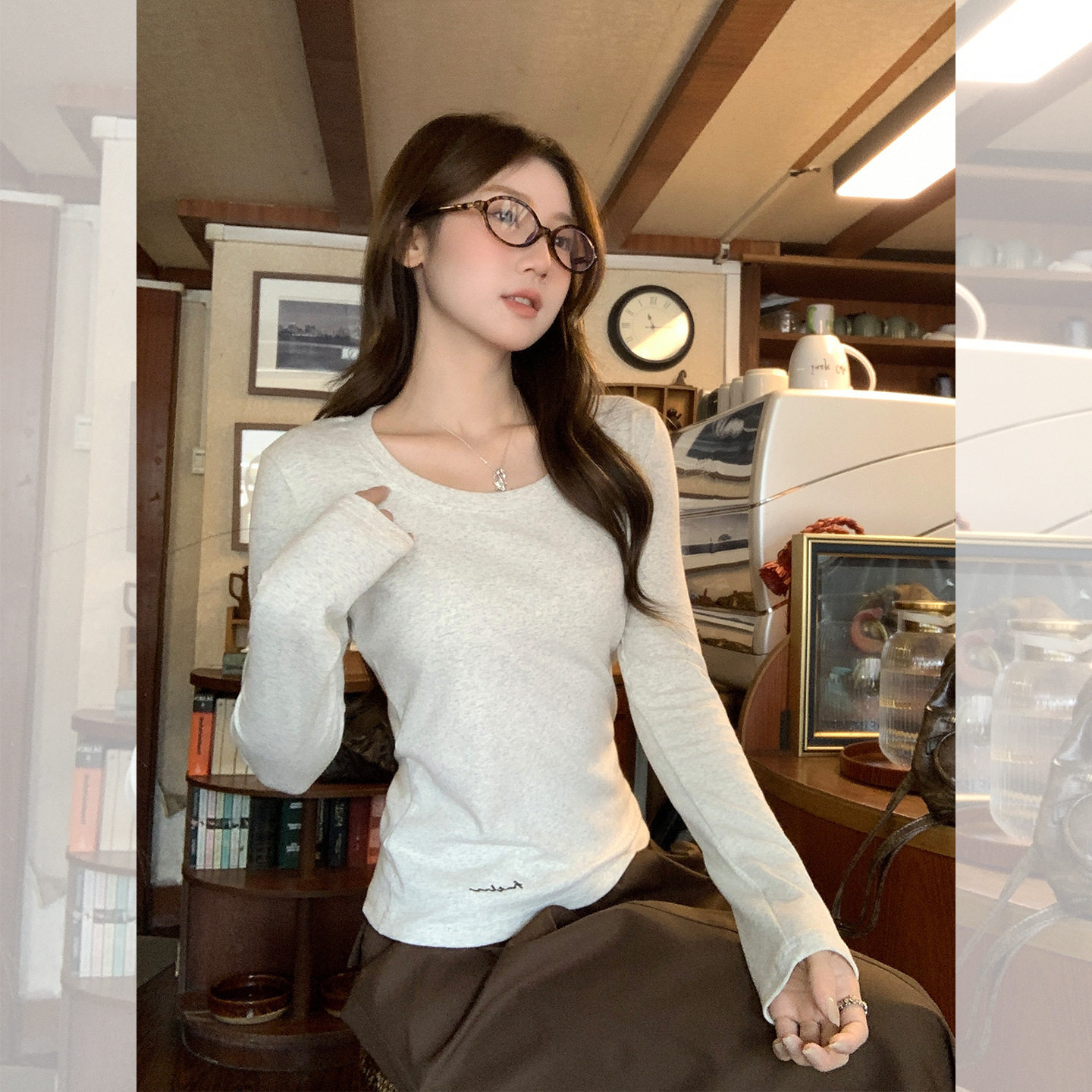 2025秋季内搭长袖修身显瘦上衣燕麦色圆领刺绣正肩设计感打底衫女