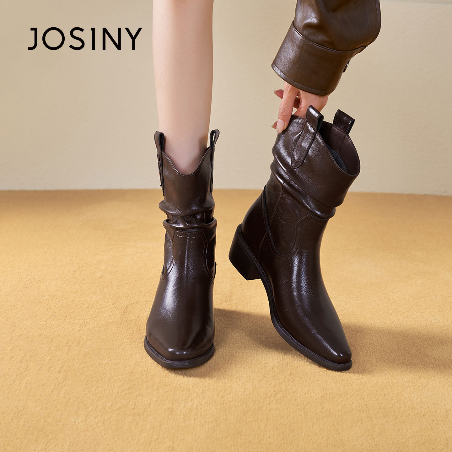 卓诗尼英伦风尖头粗跟堆堆靴