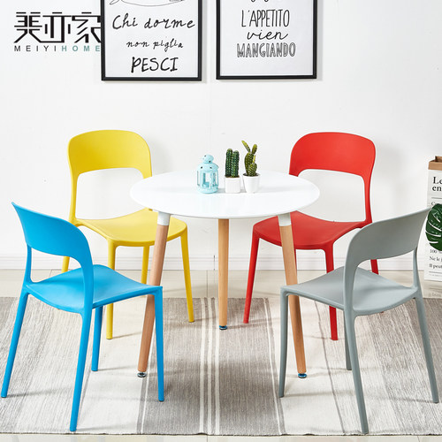 伊姆斯简约现代风白色实木餐桌椅