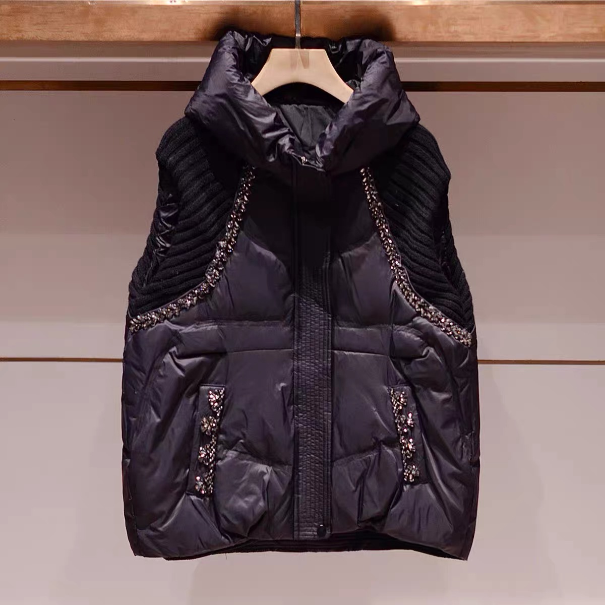 羽绒马甲女2025冬季新款高级感时尚重工轻奢洋气宽松连帽无袖马夹