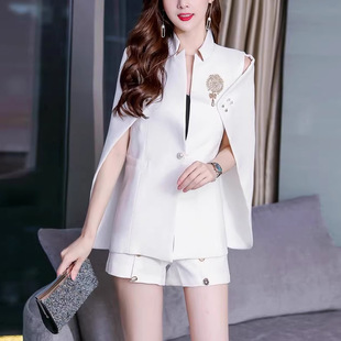 通勤风斗篷披肩外套套装 两件套 女白色简约显瘦披风高腰双排扣短裤