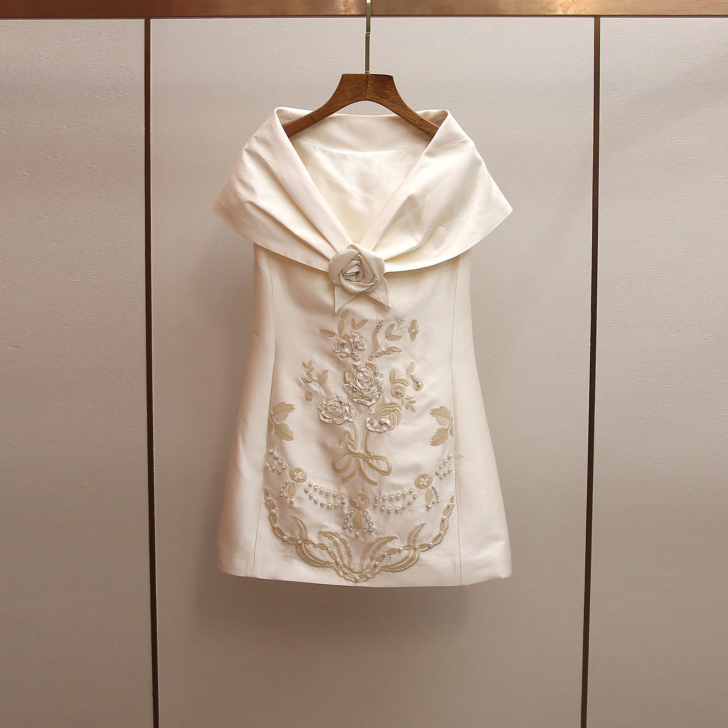 深圳南油高端女装春季新款优雅气质设计感立体花朵无袖背心连衣裙