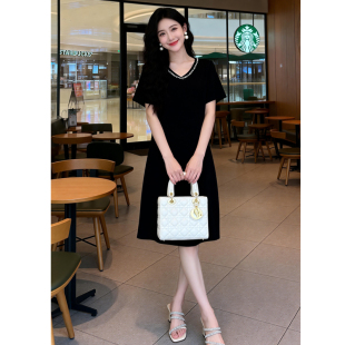 836 显瘦气质通勤裙子 2026法式 赫本风黑色连衣裙镶钻V领短袖