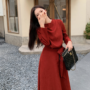法式优雅红色长袖连衣裙女2024秋季新款轻熟御姐气质收腰显瘦长裙图片