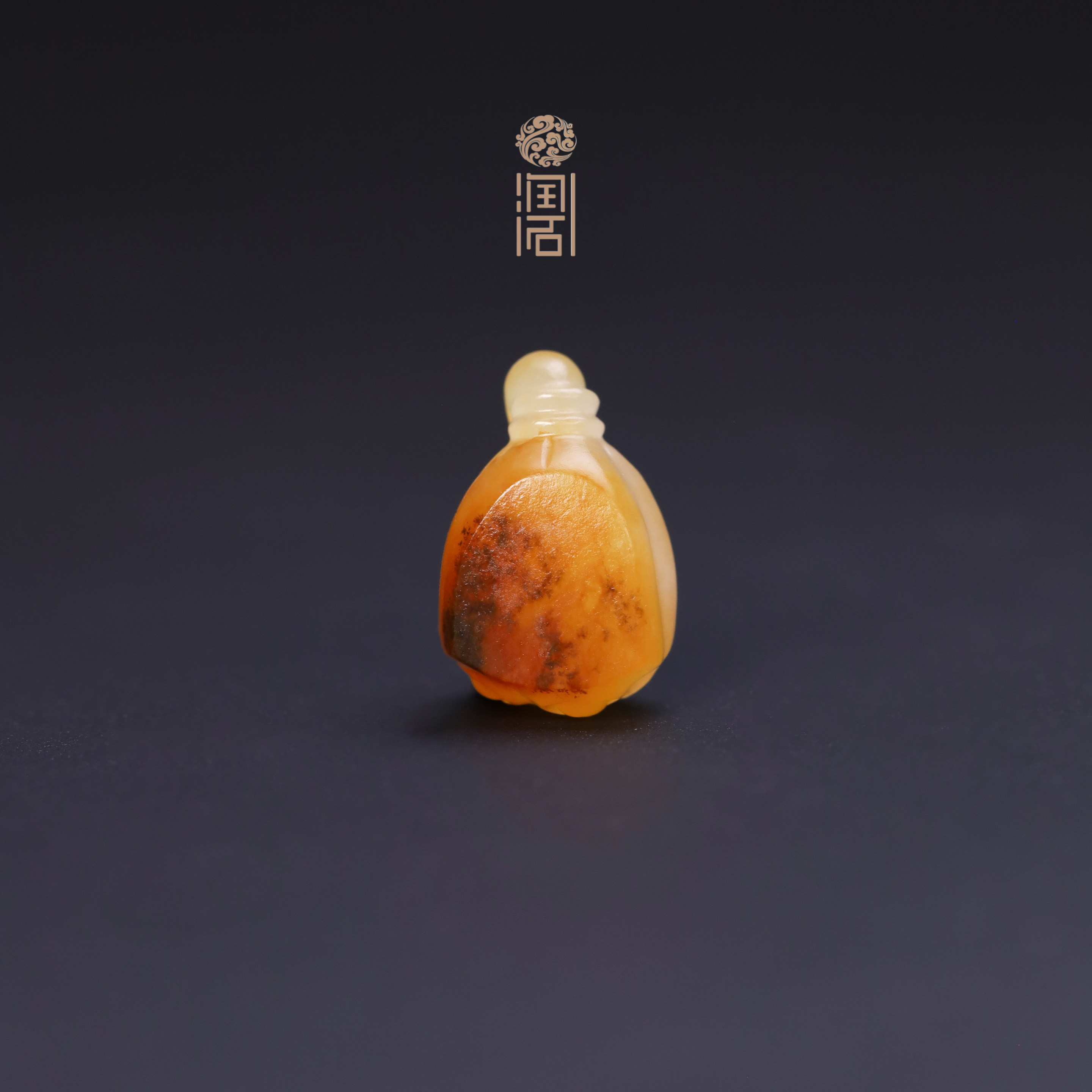 【姑苏润石堂】在售0.8克新疆和田玉籽料黄沁带玉种莲蓬吊坠 - 实物图