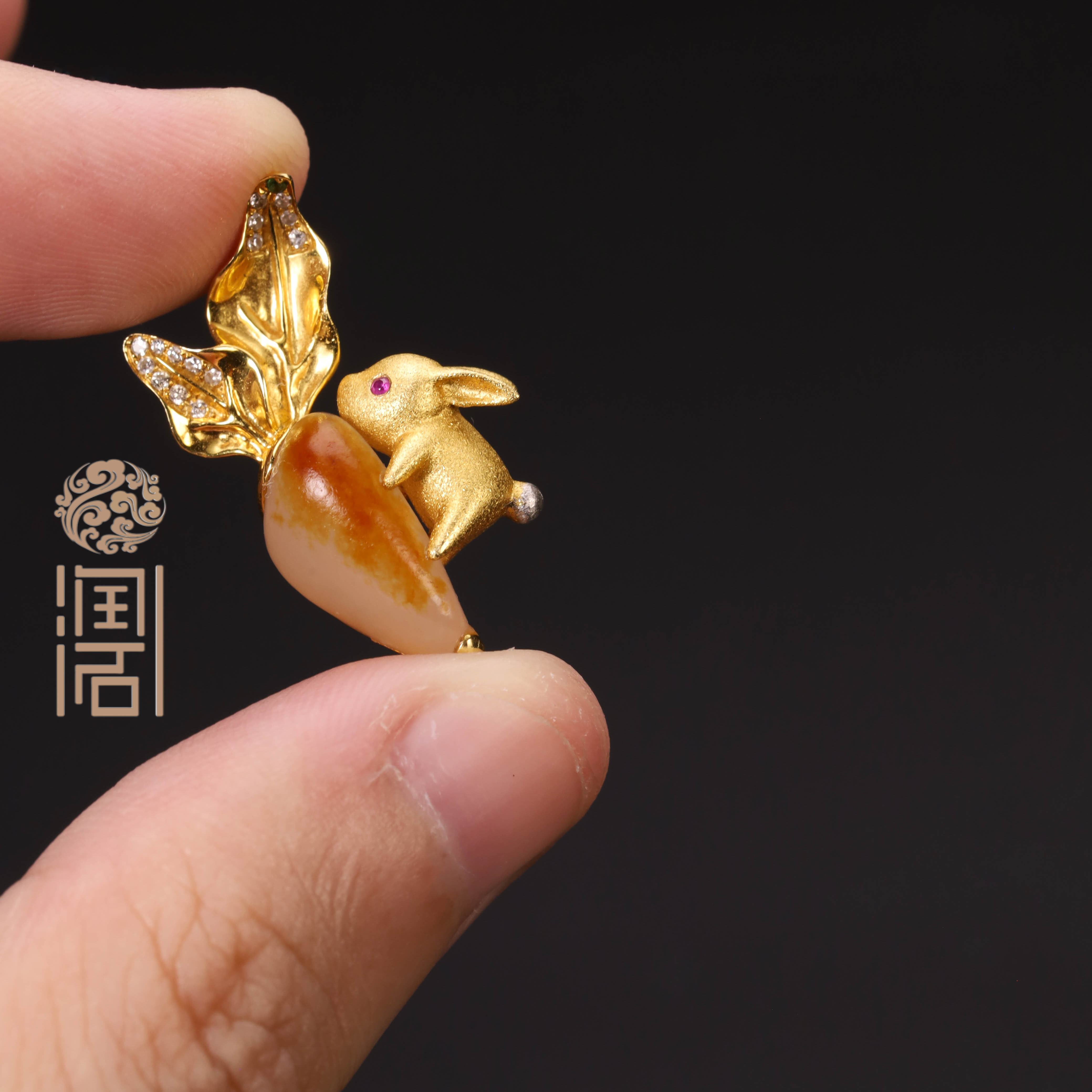 【姑苏润石堂】在售4.9克新疆和田玉籽料红皮白肉原籽镶金挂坠