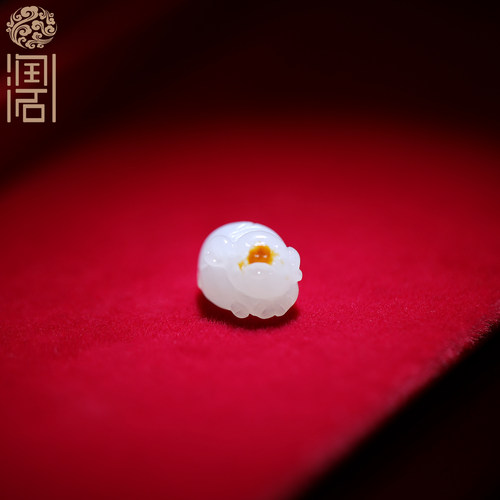 新疆和田玉籽料红皮白玉小猪挂件