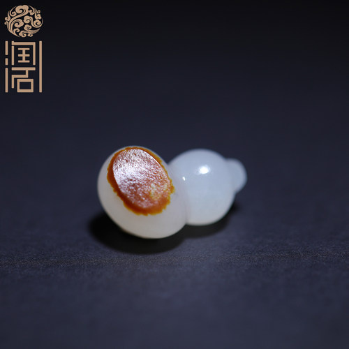 新疆和田玉籽料红皮白玉葫芦挂件