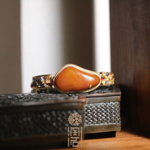 【姑苏润石堂】在售28.5克天然新疆和田玉籽料金镶玉原石红皮手镯