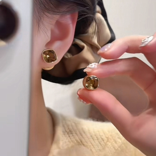 秋冬新品咖色珍珠耳钉2025新款潮小众高级感百搭耳环时尚银针耳饰