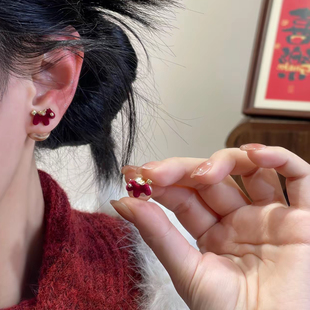 复古红色丝绒珍珠小马两戴耳钉女款本命年独特设计感秋冬绝美耳饰