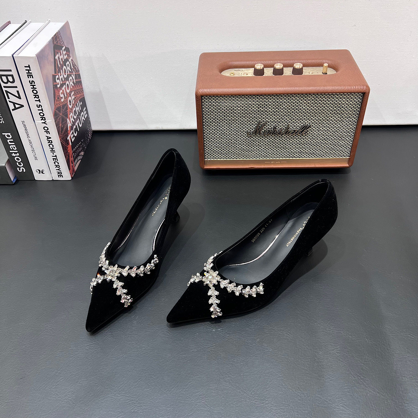 韩系尖头细跟黑色绒面高跟鞋女2026春秋新款宴会水钻浅口通勤单鞋