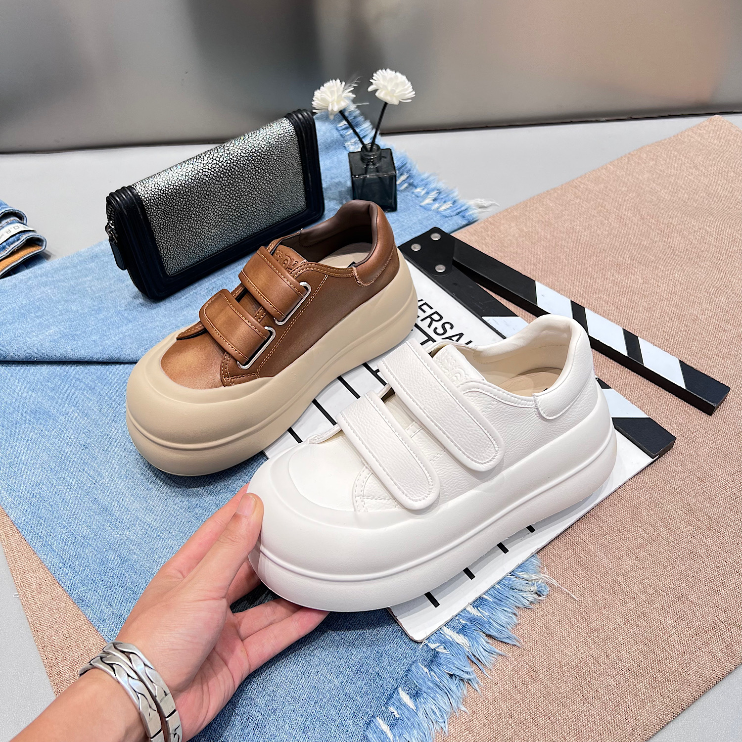 2025秋冬季新款超轻底面包鞋厚底饼干底魔术贴小白鞋低帮圆头单鞋