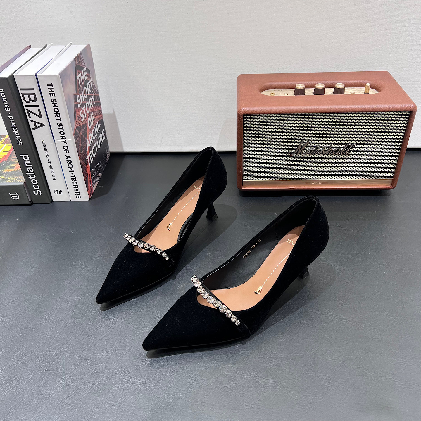 一代佳人法式金丝绒浅口单鞋女2026春新款尖头水钻温柔风宴会鞋潮