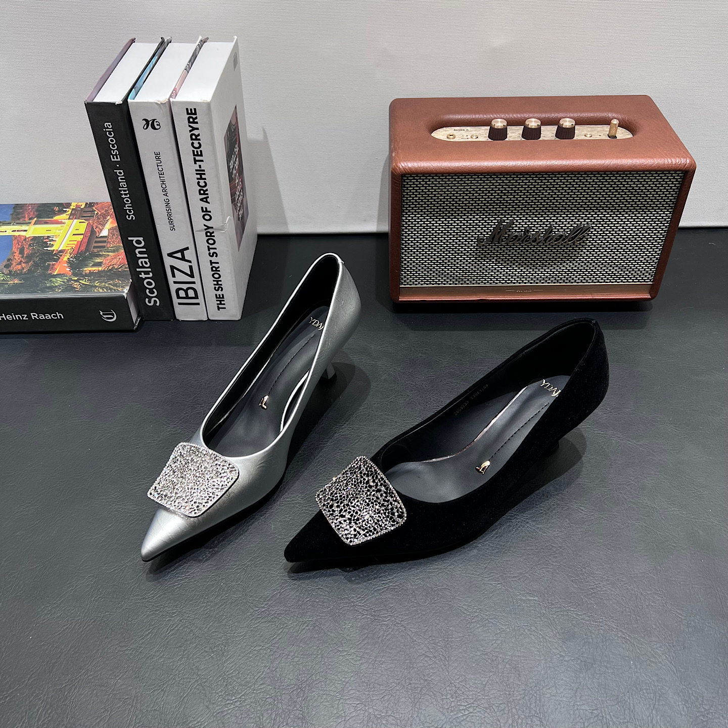 一代佳人2026春绒面方扣水钻高跟鞋细跟尖头浅口配裙子宴会单鞋女