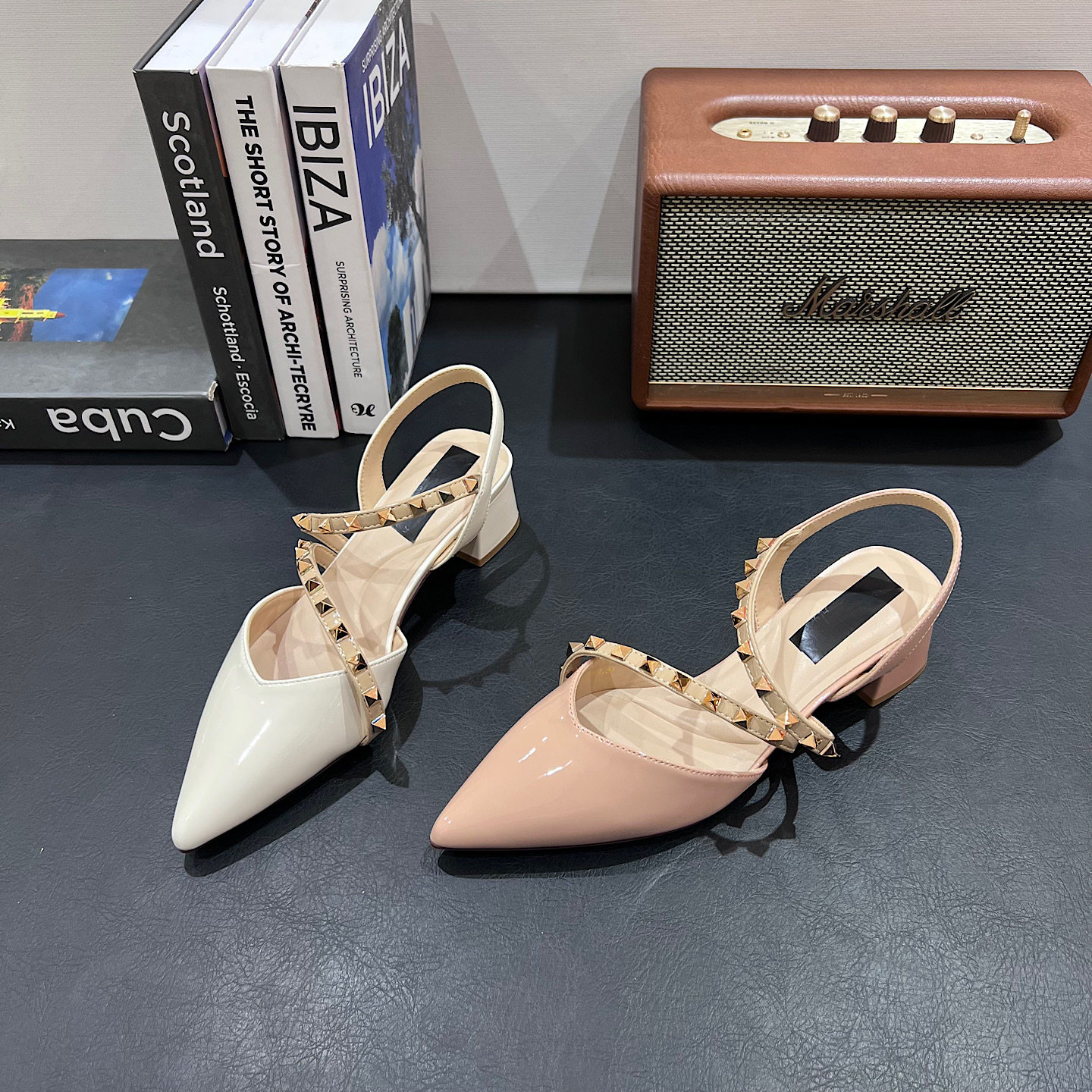 2026新款春夏尖头凉鞋女低跟铆钉鞋子时尚气质后空女鞋潮鞋女单鞋