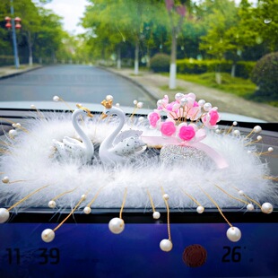 白天鹅汽车内饰摆件中控台车载饰品镶钻香薰情侣2024新款女神潮款