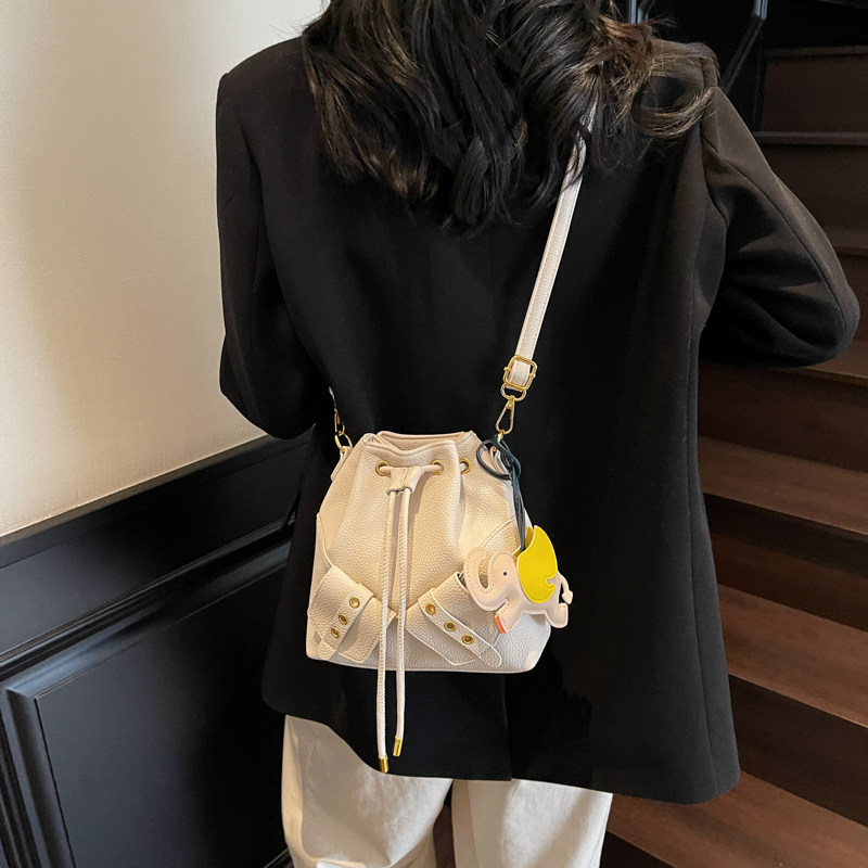 女士单肩包2026新款大容量日常通勤高级感斜挎包抽绳百搭水桶包