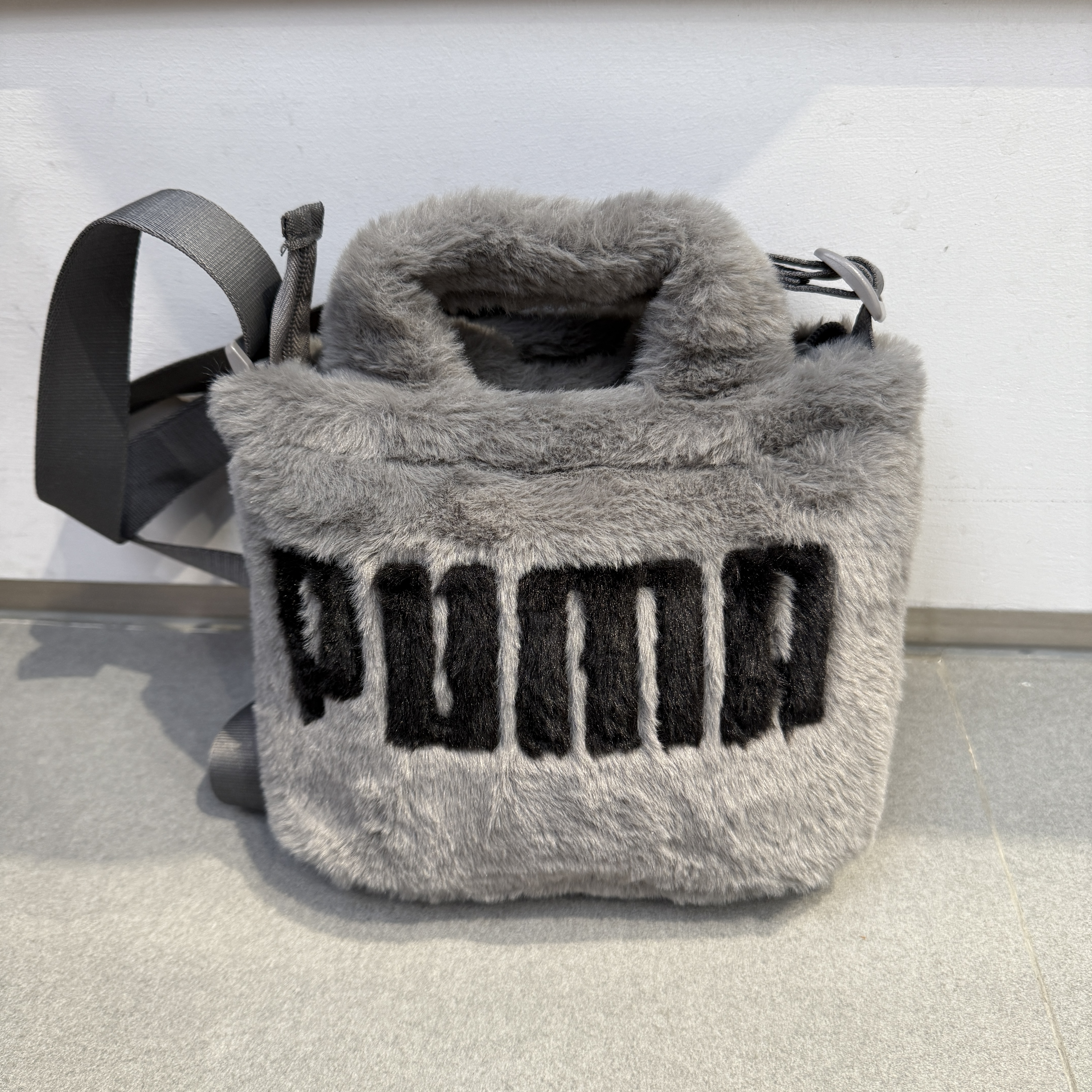 PUMA彪马女子复古休闲人造皮草毛绒小巧肩包斜挎包手提包 097173