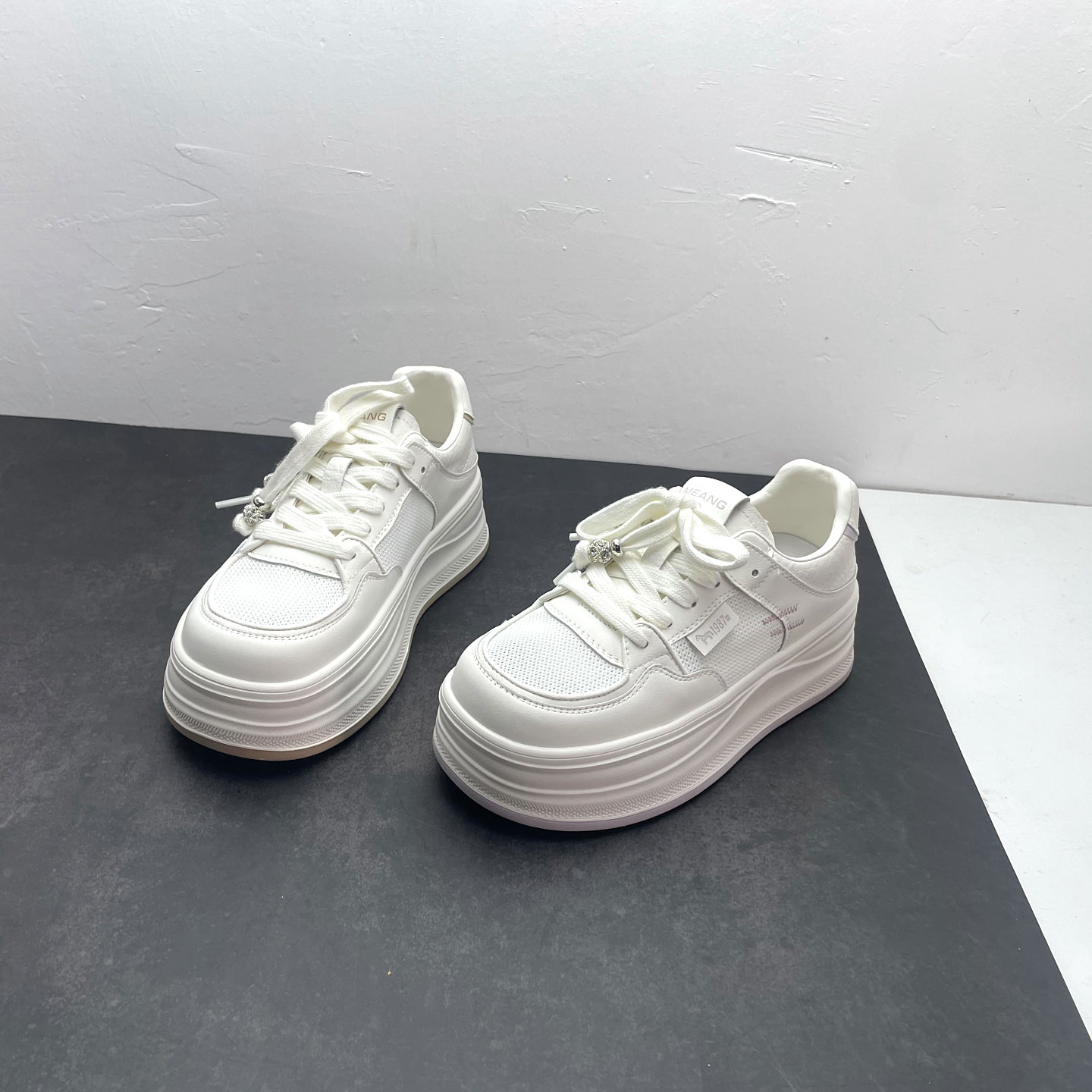 韩版厚底小白鞋女休闲百搭中跟圆头交叉绑带增高轻便面包鞋