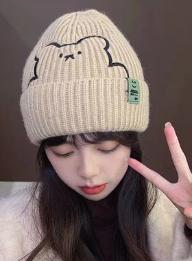 2026帽子女秋冬季百搭小熊刺绣毛线帽保暖护耳笑脸针织帽布标冷帽