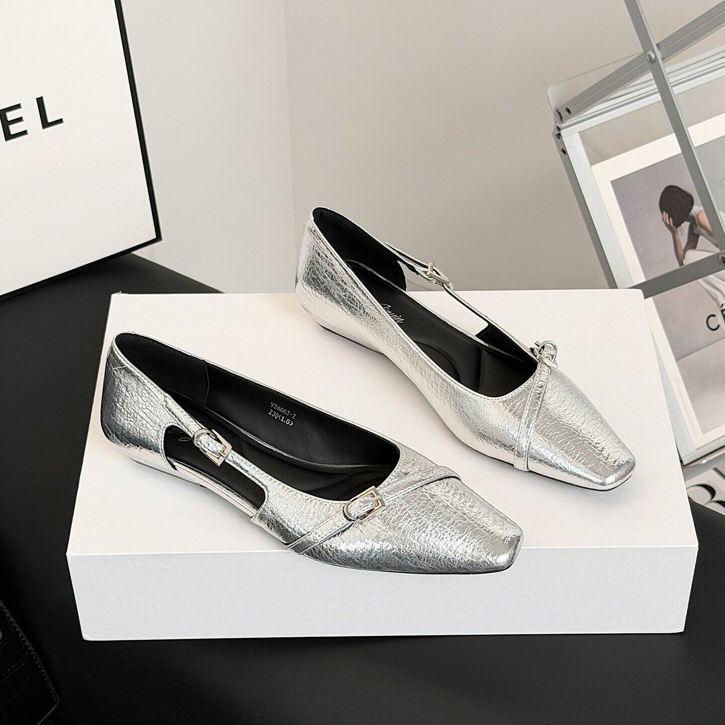 银色绝美单鞋女配裙子2026年夏季新款法式方头平底鞋皮带扣凉鞋女