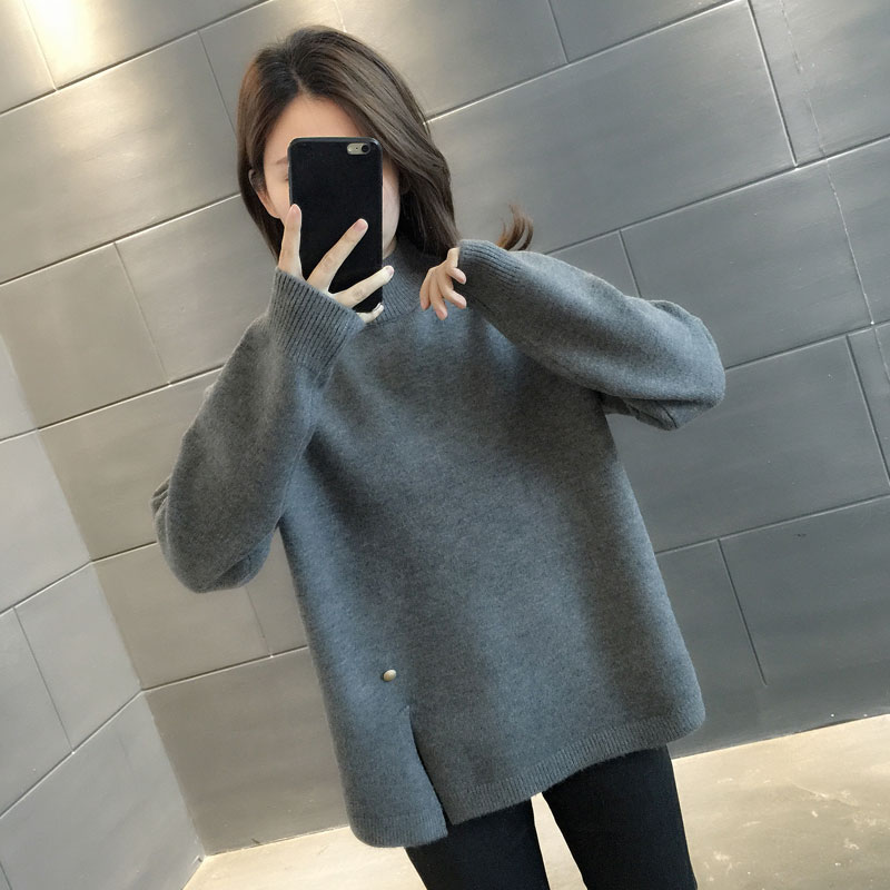 半高领毛衣下摆开叉设计