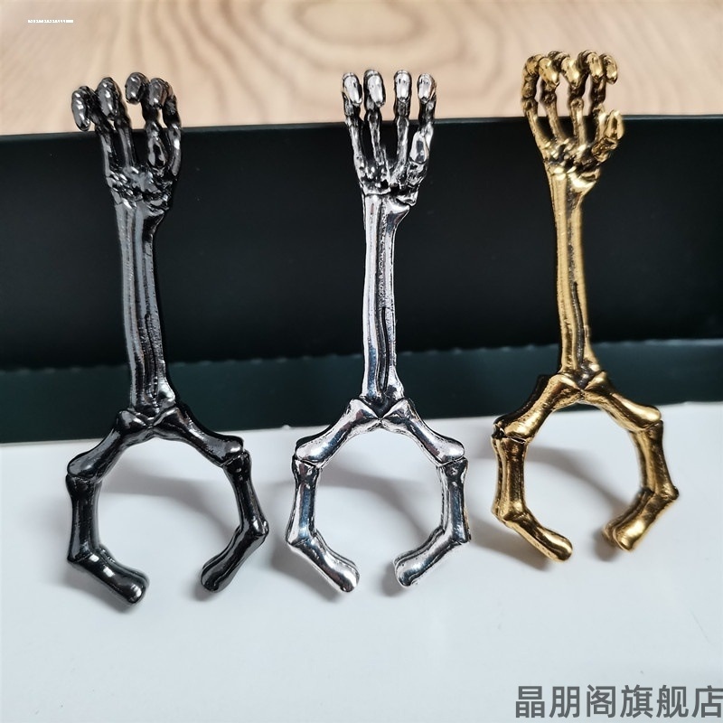 打游戏戒指指环夹香烟抽