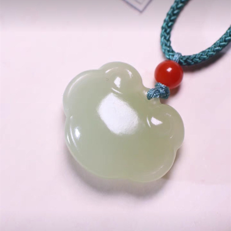 和田玉宝宝锁吊坠青白玉